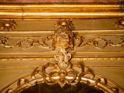 ...e fregi vegetali �addentati� da inquietanti maschere
